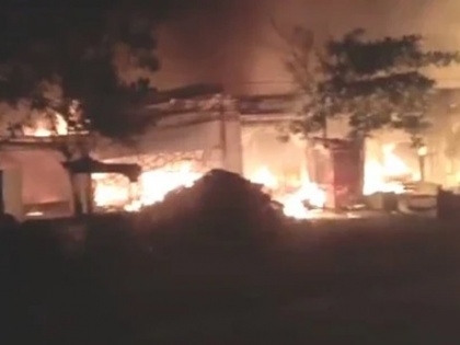 40 warehouses of furniture gutted in fire in thane maharashtra | महाराष्ट्र के ठाणे में आग में जलकर खाक हुए फर्नीचर के 40 गोदाम, 5 घंटे तक फायर ब्रिगेड ने चलाया ऑपरेशन