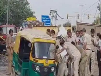 Delhi autorickshaw driver death drowning in water filled with pit Action will be taken against guilty officers and contractors | दिल्लीः पानी से भरे गड्ढे में गिरकर डूबने से ऑटोरिक्शा चालक की हुई मौत पर सख्त हुए सीएम केजरीवाल; दोषी अधिकारियों, ठेकेदार पर होगी कार्रवाई