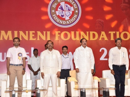 Venkaiah Naidu presented Ramineni Foundation's award to badminton coach Gopichand | पुलेला गोपीचंद को मिला रामीनेनी फाउंडेशन 'आउटस्टैंडिंग पर्सन' पुरस्कार, वेंकैया नायडू ने किया सम्मानित