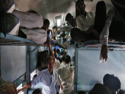 During Diwali chhath puja Indian railway reserved sheet without vacant sheet | भारतीय रेलवे ने बिना सीट के जमकर की बुकिंग, खामियाजा भुगत रहे हैं यात्री  