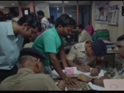 Rs 45 lakh looted at gunpoint from Indian Overseas Banks Rourkela branch | ओडिशाः हथियारों से लैस बदमाश बैंक में घुसे, 45 लाख रुपए लूटकर हुए फरार
