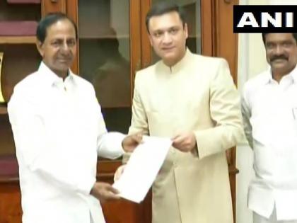 Hyderabad: AIMIM leader Akbaruddin Owaisi yesterday met Telangana Chief Minister K Chandrasekhar Rao&requested him to develop Simhavauhini Mahankali Temple at Lal Darwaja in Old city. Akbaruddin Owaisi also requested CM to sanction Rs 3 Crore for renovati | AIMIM नेता ओवैसी ने काली मंदिर के निर्माण के लिए तेलांगना सरकार से मांगा 10 करोड़ रुपये, जानें मंदिर के बारे में सबकुछ Hyderabad: AIMIM leader Akbaruddin Owaisi yesterday met Telangana Chief Minister K Chandrasekhar Rao&requested him to develop Simhavauhini Mahankali Temple at Lal Darwaja in Old city. Akbaruddin Owaisi also requested CM to sanction Rs 3 Crore for renovati | AIMIM नेता ओवैसी ने काली मंदिर के निर्माण के लिए तेलांगना सरकार से मांगा 10 करोड़ रुपये, जानें मंदिर के बारे में सबकुछ
