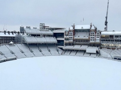 London: Oval Cricket Ground wrapped in a sheet of marble snow, watch video | लंदन: ओवल क्रिकेट ग्राउंड लिपटा बर्फ की संगमरमरी चादर में, देखिये वीडियो