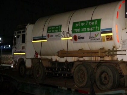 Oxygen Express reaches Delhi with 70 tonnes of oxygen | कोरोना संकट के बीच राहत, रायगढ़ से चली 'ऑक्सीजन एक्सप्रेस' 70 टन ऑक्सीजन लेकर दिल्ली पहुंची