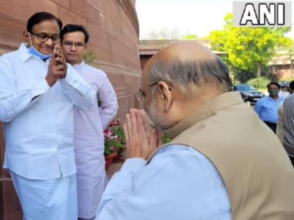 Amit Shah and P Chidambaram greeted each other on their arrival in parliament, see photos | अमित शाह और पी चिदंबरम जब संसद परिसर में आए आमने-सामने, इस अंदाज में एक-दूसरे का किया अभिवादन