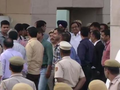 inx media case: court sent p chidambaram to judicial custody, He says i am only worried about the economy | INX Media Case: जब पी चिदंबरम से तिहाड़ जेल जाने के बार में पूछा, कहा- मैं सिर्फ अर्थव्यवस्था के बारे में चिंतित हूं inx media case: court sent p chidambaram to judicial custody, He says i am only worried about the economy | INX Media Case: जब पी चिदंबरम से तिहाड़ जेल जाने के बार में पूछा, कहा- मैं सिर्फ अर्थव्यवस्था के बारे में चिंतित हूं