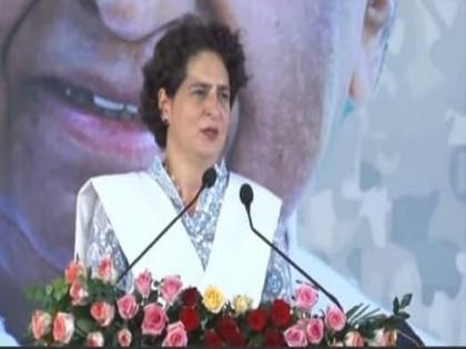 Priyanka Chopra roared in Madhya Pradesh, BJP government formed on the power of money only focused on loot and scams | मध्य प्रदेश में गरजीं प्रियंका गांधी, पैसों के बल पर बनाई गई भाजपा सरकार का ध्यान सिर्फ लूट और घोटालों पर Priyanka Chopra roared in Madhya Pradesh, BJP government formed on the power of money only focused on loot and scams | मध्य प्रदेश में गरजीं प्रियंका गांधी, पैसों के बल पर बनाई गई भाजपा सरकार का ध्यान सिर्फ लूट और घोटालों पर