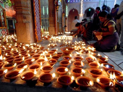 Dev Diwali 2018: wishes, greeting, images, facebook, whatsapp messages, quotes in hindi | देव दिवाली 2018: इन व्हॉट्सऐप मैसेज, एसएमएस से दें अपनों को देव दीपावली की शुभकामनाएं