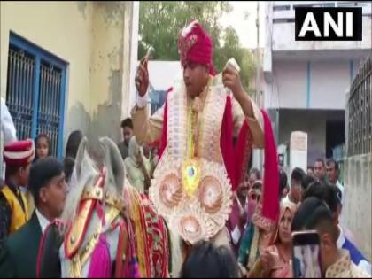 PAC and police force sets up for the groom of Dalit community in Bulandshahr UP | उत्तर प्रदेश: जब बुलंदशहर में दलित समुदाय के दूल्हे की घुड़चढ़ी के लिए लगाई गई पीएसी और पुलिस फोर्स