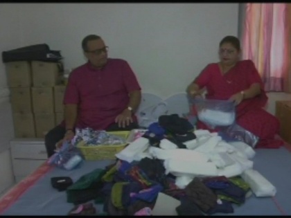 pad couple have been distributing about 5000 sanitary pads every month | 'पैडमैन' के बाद मिलिए 'पैडकपल' से, किसी मिसाल से कम नहीं है इनकी कहानी