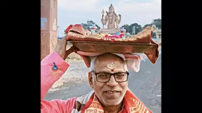 Ram Mandir 2024 'Karsevak' father dream 64 year old son Charla Srinivasa Sastry started 8000 km padayatra carrying gold plated paduka devotee from Hyderabad to Ayodhya Lord Ram | 'कारसेवक' पिता के सपने को पूरा किया, 64 वर्षीय पुत्र ने सोने की परत वाली पादुका लेकर 8000 किमी पदयात्रा शुरू की, जानें