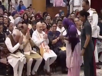 Padma Shri award PM Modi bowed his head to Hirbaiben Ibrahimbhai Lobi Got emotional watch video | हीरबाई लोबी के पद्ममश्री सम्मान ग्रहण करने से पहले पीएम मोदी ने उन्हें सिर झुकाकर किया नमन; हुईं भावुक, देखें वीडियो