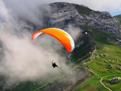 Top 3 paragliding destinations in India | गर्मी में लेना है पैराग्लाइडिंग का मजा तो जाएं भारत की इन 3 जगहों पर