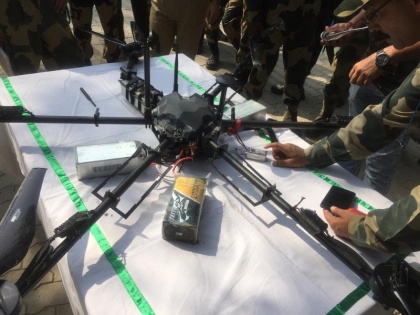 Jammu & Kashmir: a Pakistani spy drone was shot down by Border Security Force in Kathua | बीएसएफ ने जम्मू कश्मीर में बॉर्डर पर मार गिराया पाकिस्तानी ड्रोन, सुबह 5 बजे सीमा पर लगा रहा था चक्कर