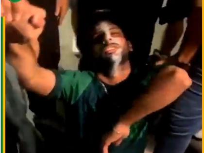 IND vs PAK: After India's 6-wicket loss, a Pakistani fan collapsed outside the Dubai stadium, and was taken care of by Indian fans. WATCH | IND vs PAK: टीम इंडिया से 6 विकेट से हार के बाद दुबई स्टेडियम के बाहर पाकिस्तानी प्रशंसक रोते-रोते हुआ बेहोश, इंडियंस फैंस ने संभाला | WATCH