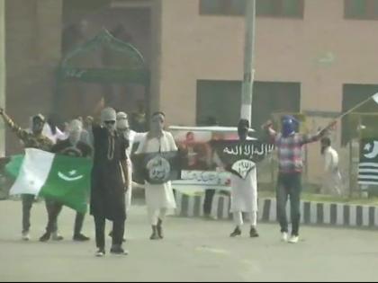 People seen waving national flag of Pakistan and flag of ISIS in Srinagar | बकरीद के मौके पर श्रीनगर में लोगों ने पाकिस्तान और ISIS के फहराए झंडे, सेना से हुई झड़प