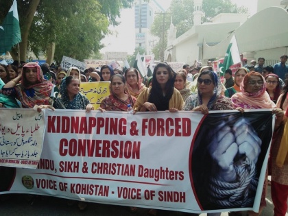 Hindu community in Pakistan took to the streets, protesting against forced conversions | पाकिस्तान में हिंदू समुदाय सड़कों पर आया, जबरन धर्मांतरण के खिलाफ किया प्रदर्शन