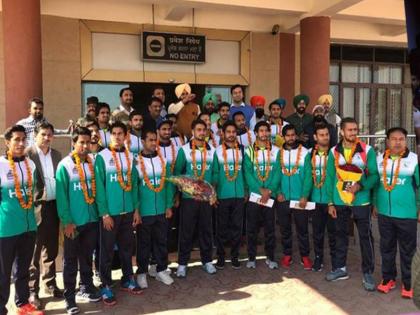 pakistan hockey team reach india for world cup | हॉकी वर्ल्ड कपः भारत पहुंची पाकिस्तान हॉकी टीम, हुआ जोरदार स्वागत