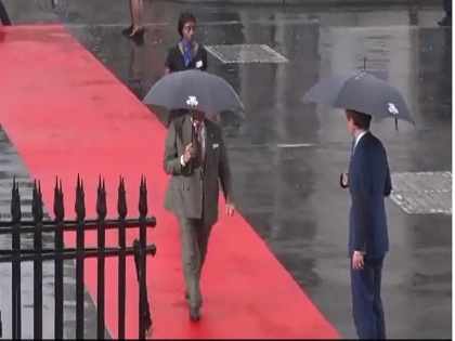 Pak PM Trolled After Video Shows Him Snatching Umbrella From Woman Officer | Watch: बारिश में महिला अधिकारी से छाता छीनते हुए दिखाई दिए पाक पीएम, सोशल मीडिया पर लोगों ने शर्मनाक कहा