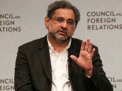 outrage in pakistan over pm abbasi put through security check in us as ties deteriorate | अमेरिकी एयरपोर्ट पर PAK पीएम के उतरवाए गए कपड़े, पाकिस्तान मीडिया का फूटा गुस्सा