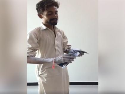 Viral Video on social media Pakistani worker singing a song | VIDEO: इस पाकिस्तानी मजदूर ने गाया बॉलीवुड सॉन्ग, दीवाना बना देगी इसकी गायकी