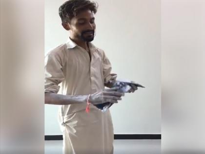 Viral Video on social media Pakistani worker singing a song | VIDEO: इस पाकिस्तानी मजदूर ने गाया बॉलीवुड सॉन्ग, दीवाना बना देगी इसकी गायकी Viral Video on social media Pakistani worker singing a song | VIDEO: इस पाकिस्तानी मजदूर ने गाया बॉलीवुड सॉन्ग, दीवाना बना देगी इसकी गायकी