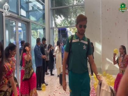 Ind Vs Pak, CWC 2023 Outrage Over Pakistan Team Receiving Grand Welcome At Ahmedabad Hotel | IND Vs PAK: 'पाक खिलाड़ियों का स्वागत हम अपनी बहन-बेटियों को नचवाकर कर रहें, इससे बड़ी शर्म की बात कुछ नहीं हो सकती', चक्रपाणी महाराज BCCI पर बरसे