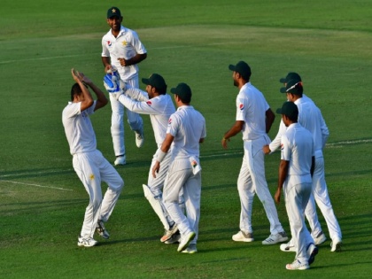 abu dhabi test day 1 match report fakhar zaman sarfraz ahmed helps pakistan revival against australia | PAK Vs AUS: फखर और सरफराज की शानदार बैटिंग के बाद अब्बास की गेंदबाजी से ऑस्ट्रेलिया मुश्किल में