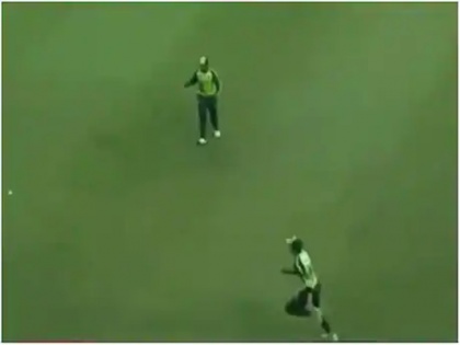South Africa vs Pakistan Sharjeel Khan hilariously misjudges a catch in 2nd T20 | PAK vs SA: चार साल बाद पाकिस्तान के लिए मैच खेलने उतरा यह खिलाड़ी, मैदान पर किया कुछ ऐसा कि छूट गई सभी की हंसी, वीडियो वायरल