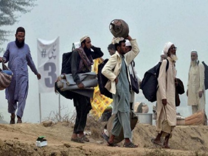 27 Tableeghi Jamaat members test positive for coronavirus in pakisatn | पाकिस्तान में भी तबलीगी जमात के 27 लोग कोरोना पॉजिटिव, कार्यक्रम बंद करवाने गए पुलिस पर भी किया चाकुओं से हमला