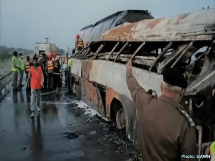 20 people killed in bus-oil tanker crash in Pakistan's Punjab province | पाकिस्तान में भयानक सड़क हादसा, बस और तेल टैंकर की टक्कर में 20 लोग जिंदा जले, शवों को पहचानना मुश्किल