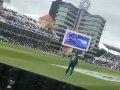 fan says 20-rupees ke pakode lana to pakistan cricketer fakhar zaman, watch this video | दर्शक ने उड़ाया पाकिस्तानी क्रिकेटर का मजाक, कहा- 20 रुपये के पकौड़े लाना, वीडियो वायरल