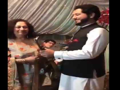 Pakistani woman gifts AK 47 rifle to man on his wedding video goes viral | पाकिस्तान में दूल्हे को महिला ने गिफ्ट में दिया AK-47 रायफल, वीडियो देख आप भी हो जाएंगे दंग