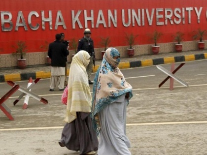 Pakistan university bans boys and girls walking together, notice goes viral | पाकिस्तान के कॉलेज में एक साथ नहीं घूम सकते लड़का-लड़की, फरमान के बाद सोशल मीडिया पर मचा बवाल