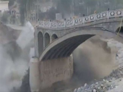 Pakistan historic Hunza Valley Hassanabad bridge collapsed viral video Gilgit-Baltistan region glacier melt lake pak food news | Video: देखते ही देखते यूं गिर गया पाकिस्तान का ऐतिहासिक हुंजा वैली पुल, कैमरे में कैद हुई लाइव वीडियो