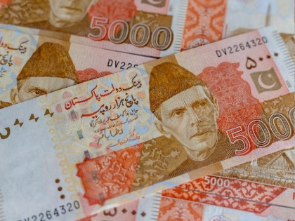 Pakistan currency fell to a record low of 255 against the US dollar | पाकिस्तान बदहाली के और करीब, डॉलर के मुकाबले रिकॉर्ड निचले स्तर पर पहुंचा पाकिस्तानी रुपया