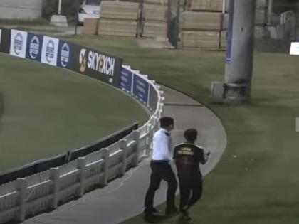 Asia Cup 2022 Pakistani fan reached Dubai from Lahore to meet Virat Kohli, cliked selfie | विराट कोहली से मिलने लाहौर से दुबई पहुंच गया पाकिस्तानी फैन, सुरक्षा गार्ड्स ने रोका, फिर स्टार खिलाड़ी ने इस तरह जीता दिल