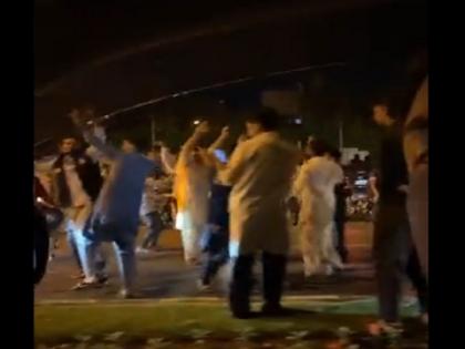 Fireworks in Pakistan in celebration of victory over India, fans took to the streets | वर्ल्ड कप में भारत के खिलाफ पहली जीत पर पाकिस्तान में रातभर जमकर हुई आतिशबाजी, सड़कों पर उतरे फैंस