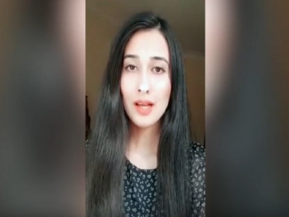 Pakistani girl Khadija Abbas video support Pakistani hindu and slams imran khan govt on kashmir | हिंदुओं, हिंदू मंदिरों की हालात पर पाकिस्तानी लड़की का वीडियो वायरल, कश्मीर पर भी इमरान सरकार को लगाई लताड़