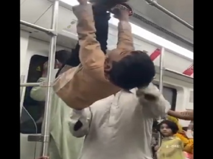 Pakistan first metro line in Lahor providing entertainment opportunities to public watch viral video | पाकिस्तान में शुरू हुए पहले मेट्रो रेल में ये क्या हो रहा है! लाहौर का वीडियो हुआ वायरल, लोग ले रहे हैं मजे