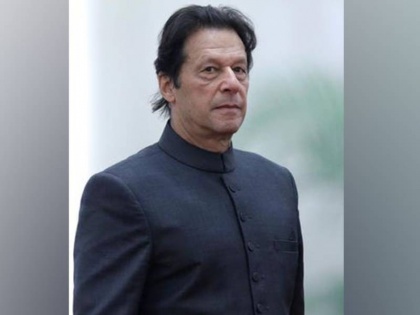 Pakistan Minister Fawad Chaudhry says PM Imran Khan will not resign | इमरान खान के इस्तीफे की आशंका के बीच सामने आया फवाद चौधरी का बयान, कहा- आखिरी बॉल तक लड़ेंगे पीएम