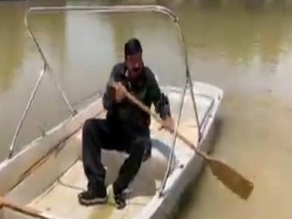 Pakistan Interior Minister Sheikh Rasheed Ahmad rowing boat video goes viral with funny memes | चप्पू मारते रह गए पाकिस्तान के गृह मंत्री पर नहीं हिली नाव, वीडियो देख लोगों जमकर उड़ाया मजाक