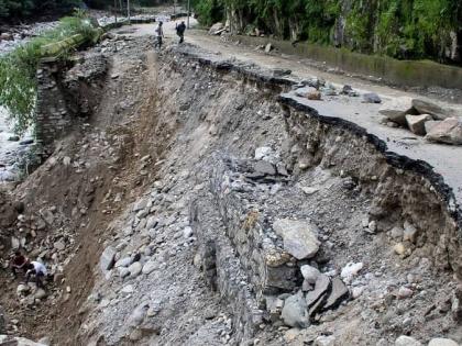 Pakistan rain landslide 12 same family members killed Sky disaster, 2 women, 1 man and 9 children house collapsed entire family got trapped | Pakistan rain landslide: आसमानी आफत, 2 महिलाएं, 1 पुरुष और 9 बच्चे की मौत, भूस्खलन में घर ढहा और पूरा परिवार समाया