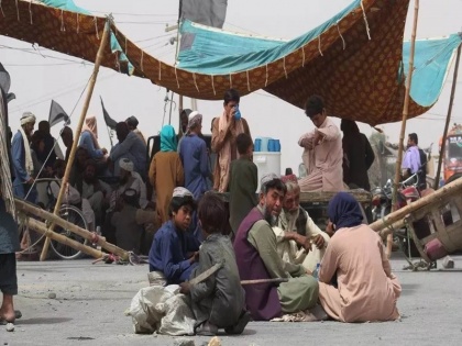 Pakistan expels 10 lakh Afghan refugees from the country, huge chaos in both the countries | पाकिस्तान ने 10 लाख अफगान शरणार्थियों को देश से निकाला, दोनों मुल्कों में मची भारी अफरा-तफरी