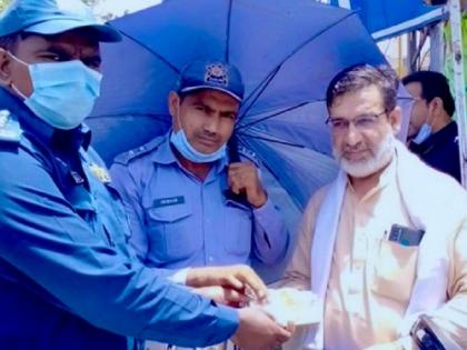 Pakistan Lahore traffic wardens found Rs 1 million on road and retuned it to real owner | ट्रैफिक हवलदार को सड़क पर पड़े मिले 10 लाख रुपये, असल मालिक को लौटाकर जीता लोगों का दिल