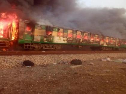 Pakistan at least 73 killed in massive fire in train after gas stove explode | पाकिस्तान: ट्रेन में भीषण आग लगने से 73 लोगों की मौत, गैस सिलेंडर में विस्फोट से लगी आग Pakistan at least 73 killed in massive fire in train after gas stove explode | पाकिस्तान: ट्रेन में भीषण आग लगने से 73 लोगों की मौत, गैस सिलेंडर में विस्फोट से लगी आग