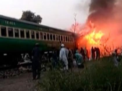 Pakistan: 10 people killed, 13 injured in fire in Karachi-Rawalpindi Tezgam express | पाकिस्तान: ट्रेन में उबाल रहे थे अंडे, सिलेंडर में विस्फोट से लगी आग से 16 की मौत, 13 घायल