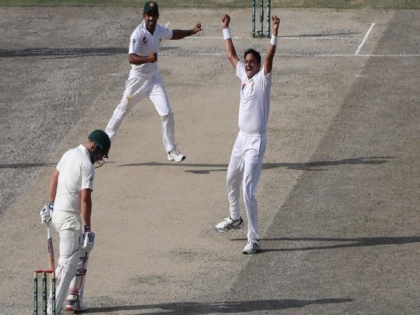 australia lost three wickets against pakistan in dubai test day 4 match report | मोहम्मद अब्बास की दमदार गेंदबाजी, दूसरी पारी में ऑस्ट्रेलिया के तीन विकेट गिराकर जीत के करीब पाकिस्तान