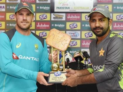 pakistan biscuit trophy trolled on twitter after icc tweet before australia vs pakistan t20 series | ऑस्ट्रेलिया के खिलाफ टी20 सीरीज से पहले पाकिस्तान की 'बिस्किट ट्रॉफी' का सोशल मीडिया पर उड़ा मजाक
