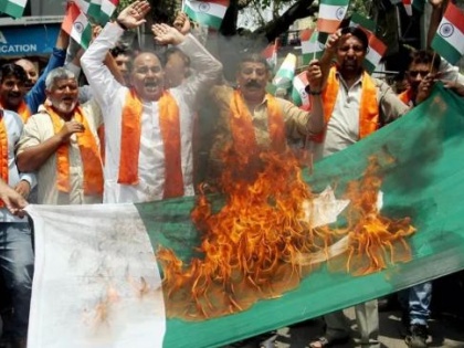 PULWAMA ATTACK : Maharashtra Aurangabad protesters burn pakstani flag | पुलवामा हमला: महाराष्ट्र के औरंगाबाद में प्रदर्शनकारियों ने पाकिस्तानी झंडे जलाए